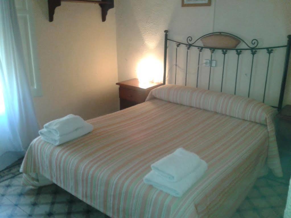 Hostal Santa Teresa Reus Exterior photo